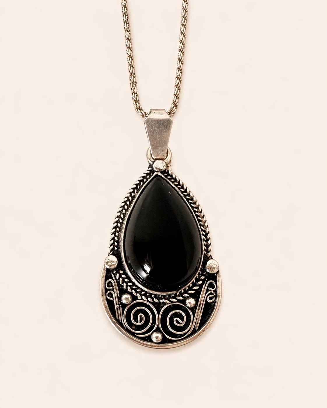 tarra-amazigh-silver-onyx-pendant-necklace