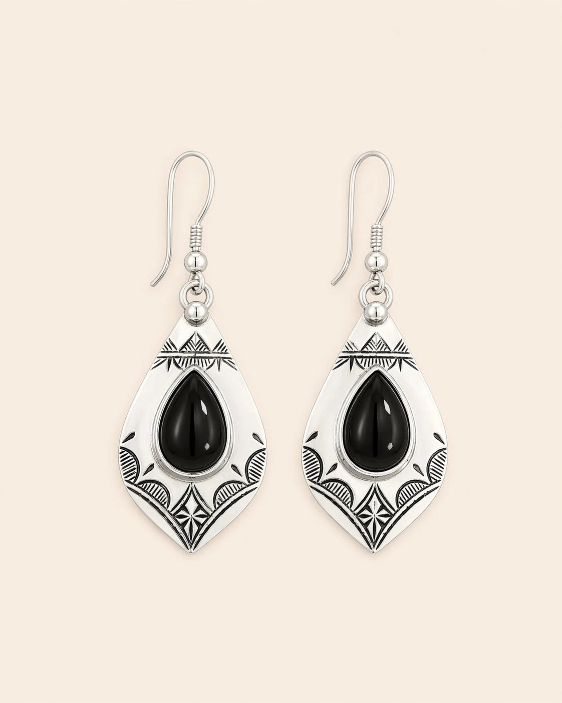 Yamina – Boucles d'Oreilles Amazigh Pendantes Gravées en Forme de Larme