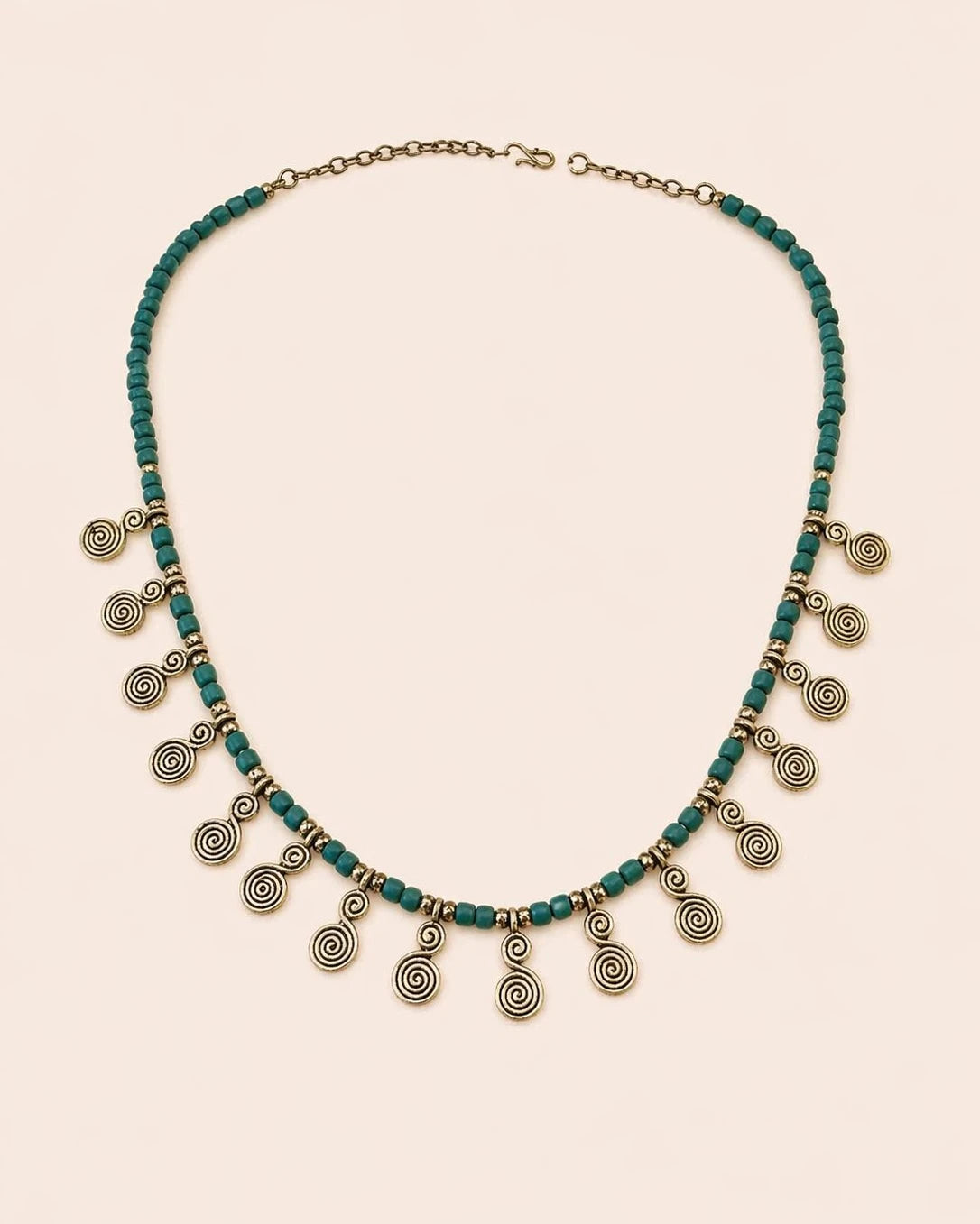 Tazallit – Collier de Perles avec Breloques en Spirale
