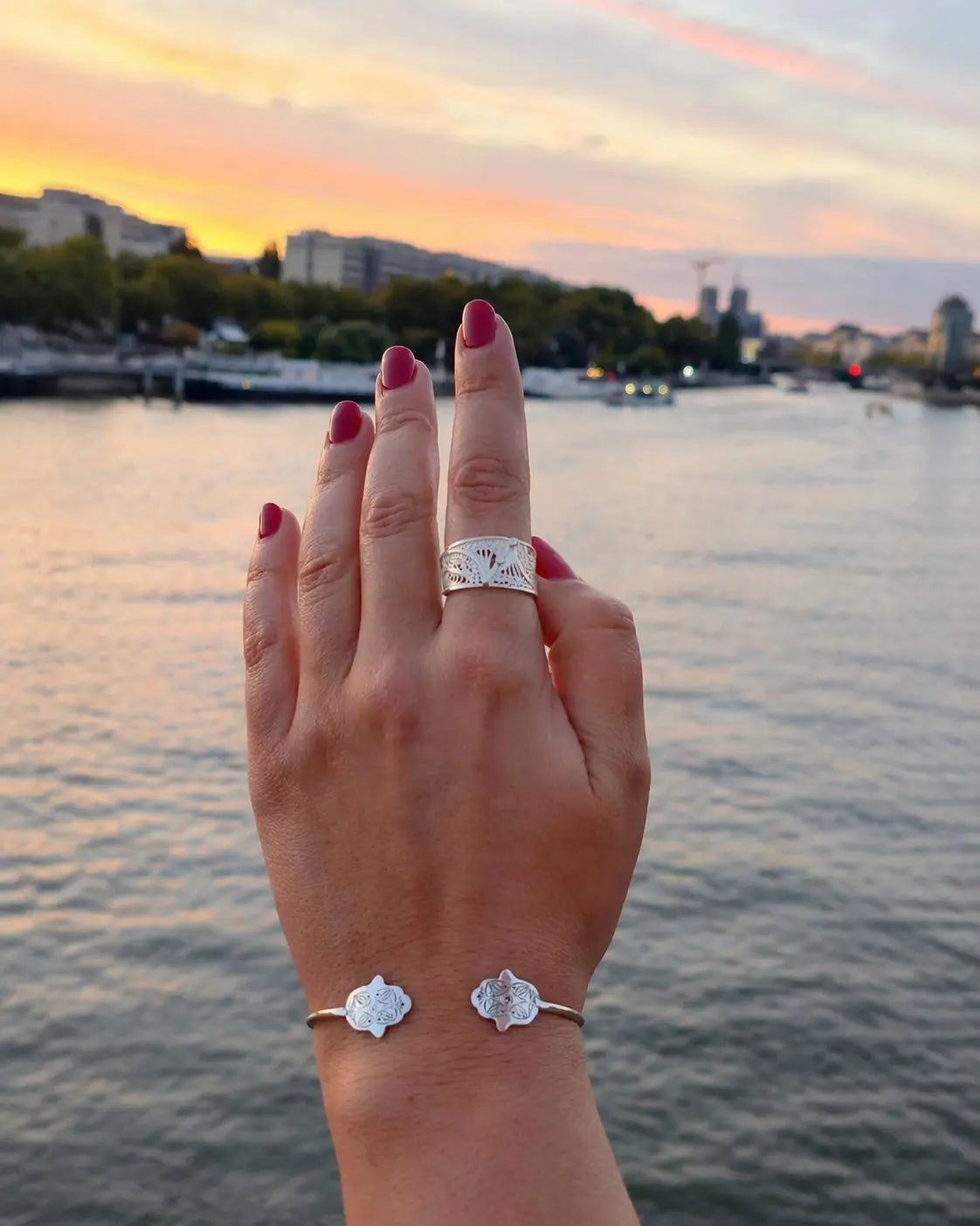Bracelet Tima en argent marocain avec pendentif Khamsa, fabriqué à la main par des artisans Amazighs.