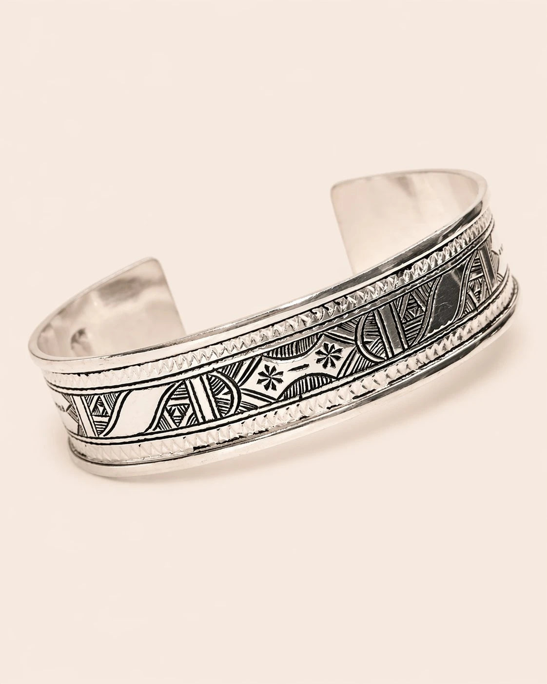 Tunaruz – Manchette Amazigh en Argent